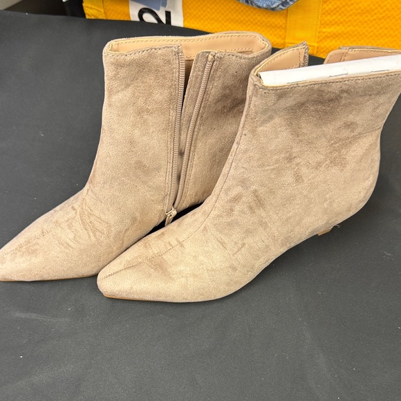 Steve Madden Elegant Tan Women's Ankle Boots lacy size 6M new - Picture 2 of 4